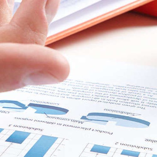 Pessoas estudando sobre investimentos